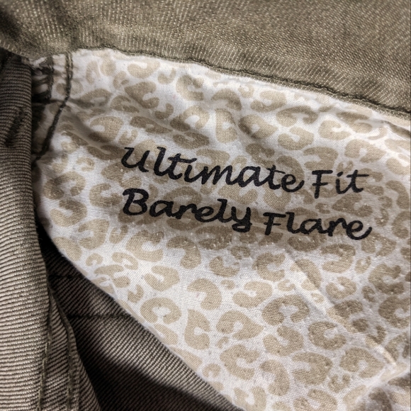 Chico's Platinum Denim Ultimate Fit Barely Flare Jeans Olive Green Size 0.5 - Picture 6 of 7